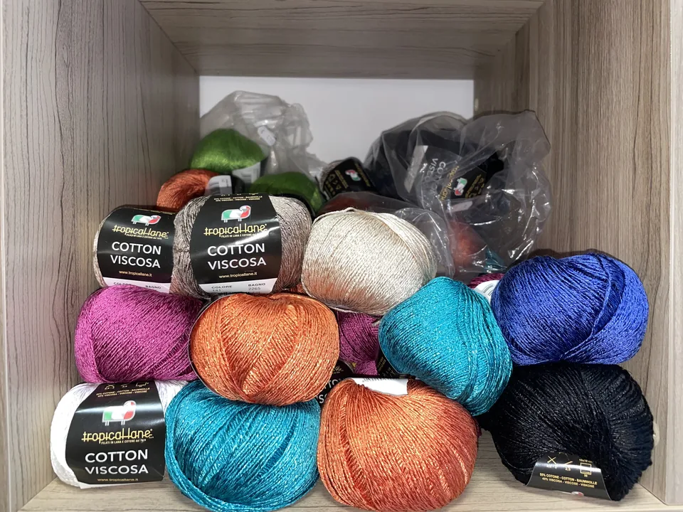 Filati lucidi e cotoni leggeri in colori vivaci
