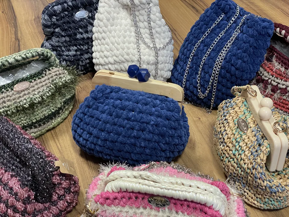 Borse handmade colorate lavorate all'uncinetto