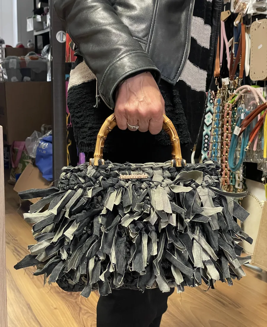 Borsa handmade nera con manici in bambù